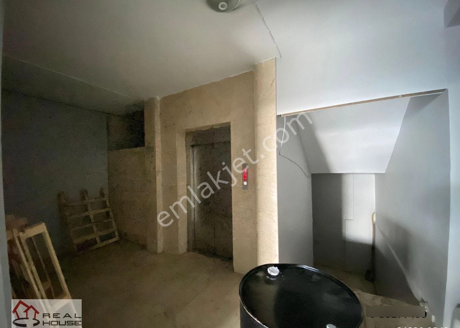 Realhouse Gayrimenkul'den Yıldırım Beyazıt Cad.kiralık 1700m2