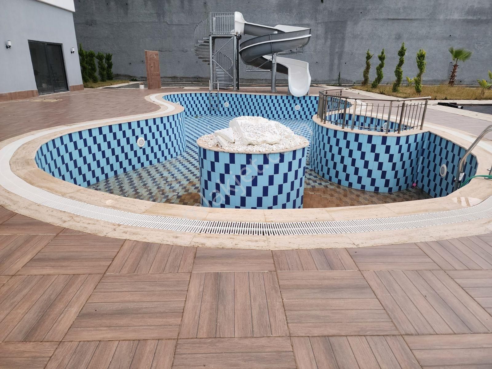 Antalya Aney Mahmutlar Mahallesi'nde Harika Manzaralı 1+1 - Görsel 9