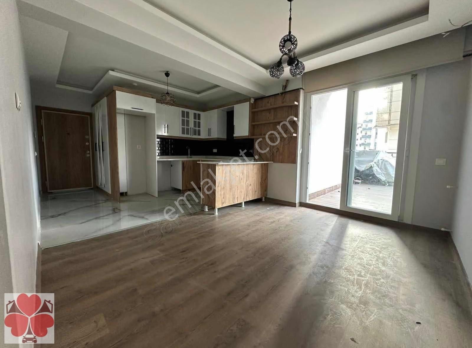 Yonca'dan Mezitli Menderes'te Geniş Teraslı Kiralık 2+1