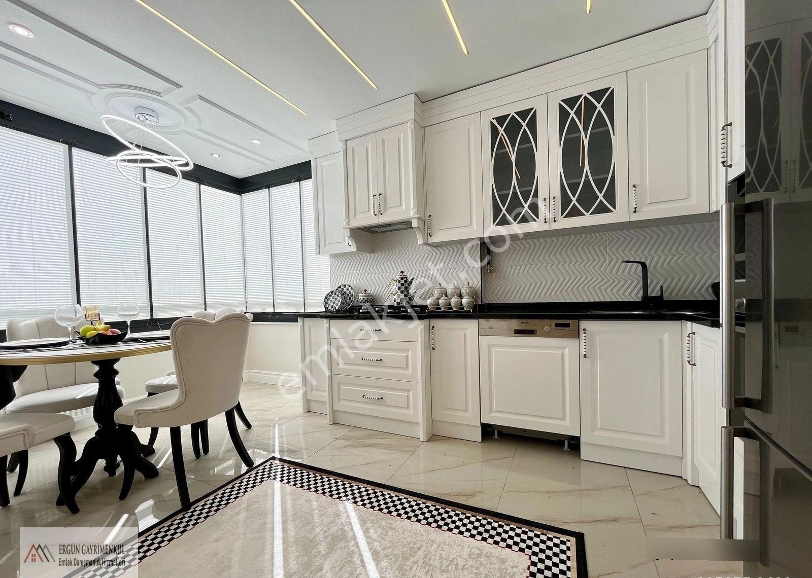 Havuzlu Site İçinde Bulunan Harika Lokasyonda 3+1 Kiralık Daire