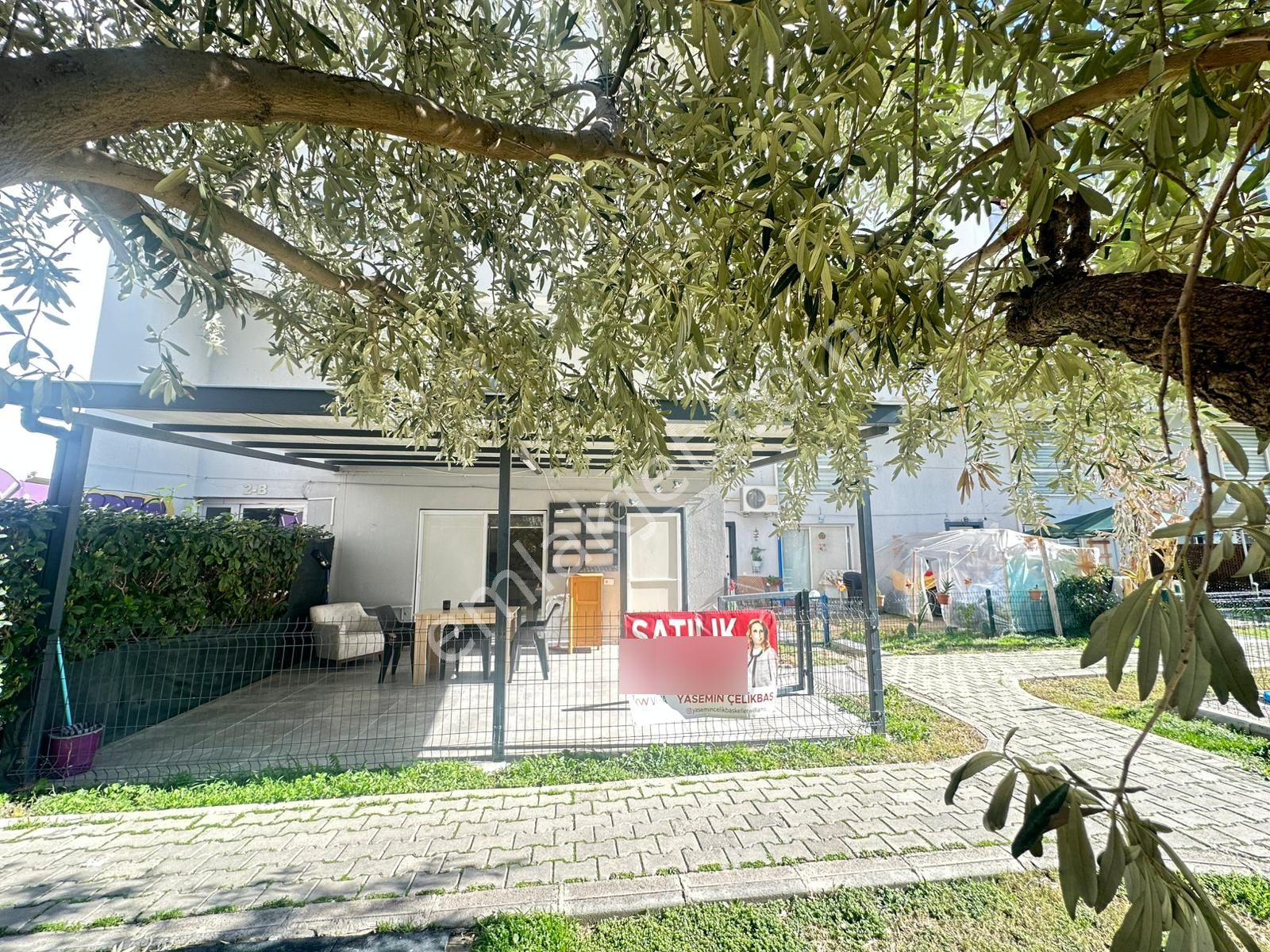 Seyrek'te Havuzlu Bahçe Dubleks 1+1 Eşyalı Satılık Daire​​​​