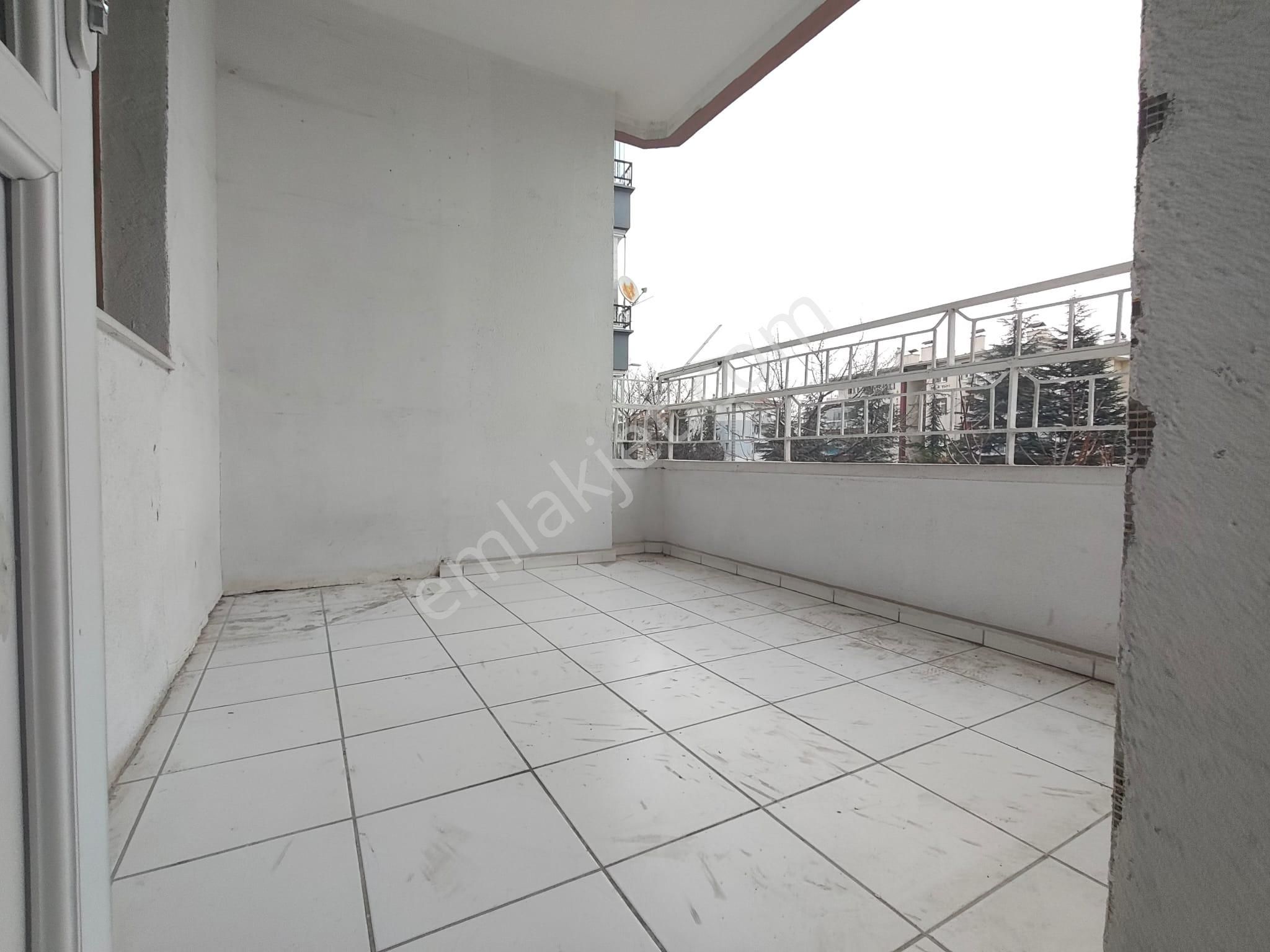 Yılmaz Gayrımenkulden Vatan Caddesi Üstü 1.arakatta Yapılı Şahane Konumda Kiralık Daire 20.000 Tl - Görsel 3