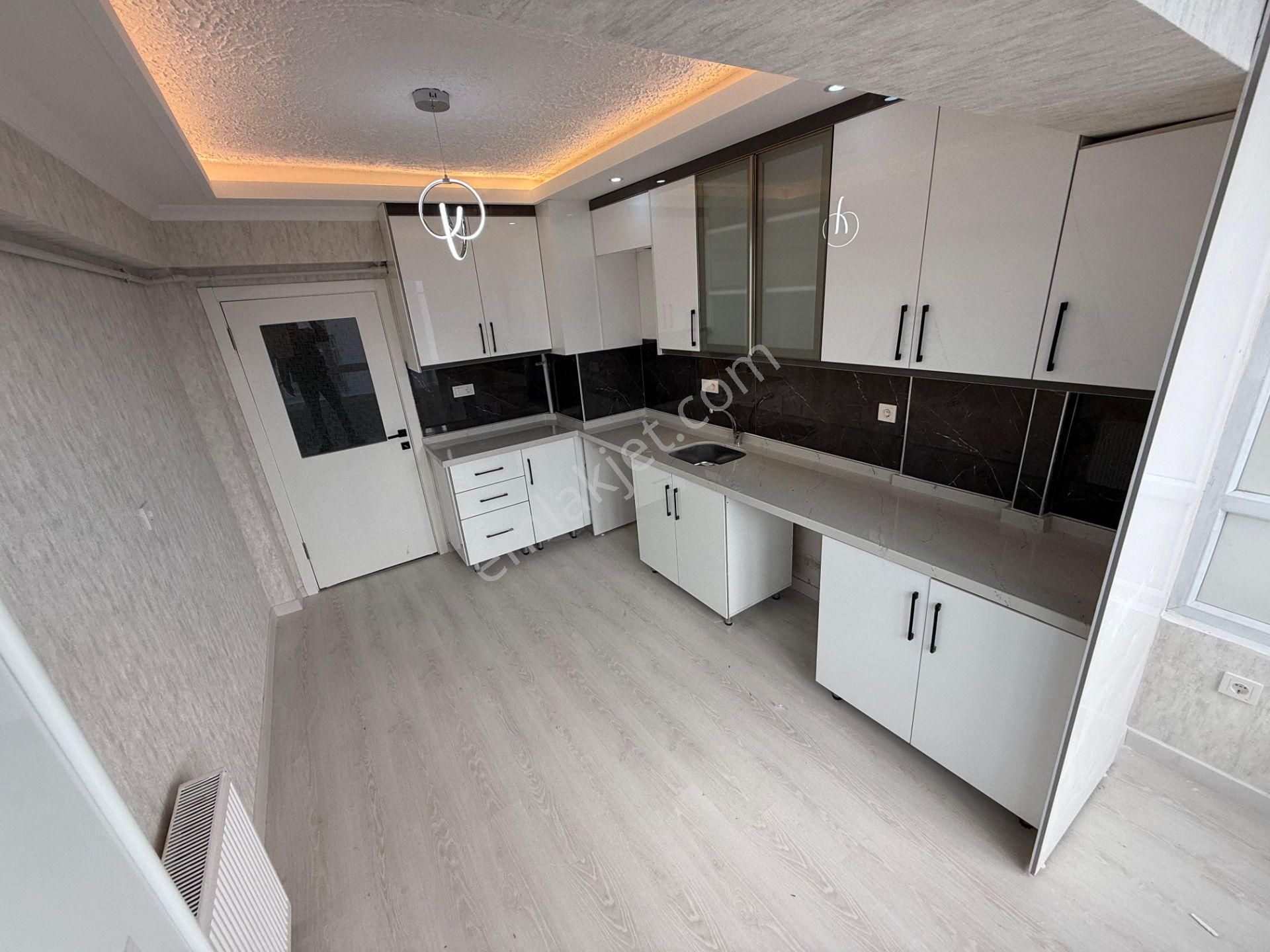 İncirli'de Merkezi Konum Ara Katta Lüx Yapılı Manzaralı 3+1 Daire - Görsel 31