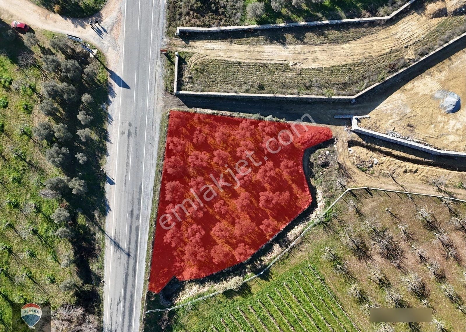 Kuşadası Yeniköy'de Yola Cepheli Satılık 1.275 M² Tarla - Görsel 3