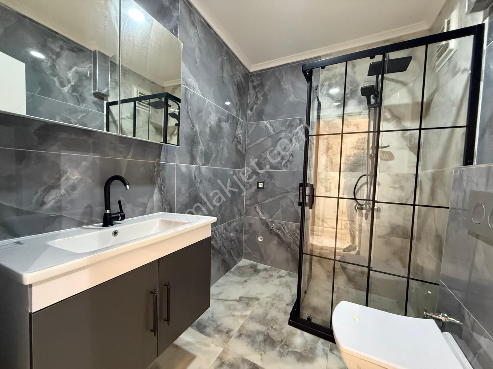 Kariyer'den Tepebaşın'da Manzaralı Katta Ultra Lüx Yapılı 3+1 Daire - Görsel 12