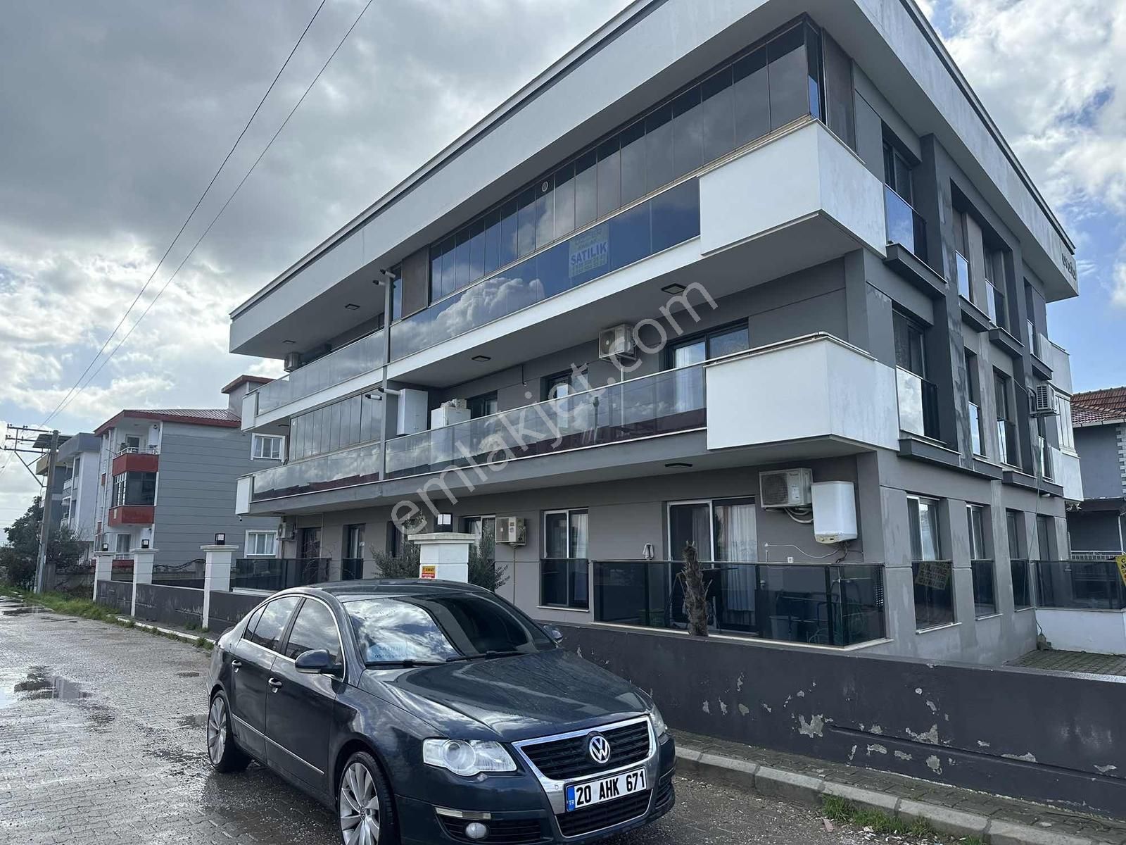 Öz-er Gayrimenkul'den İzban Yakınında Satılık Lüks Daire