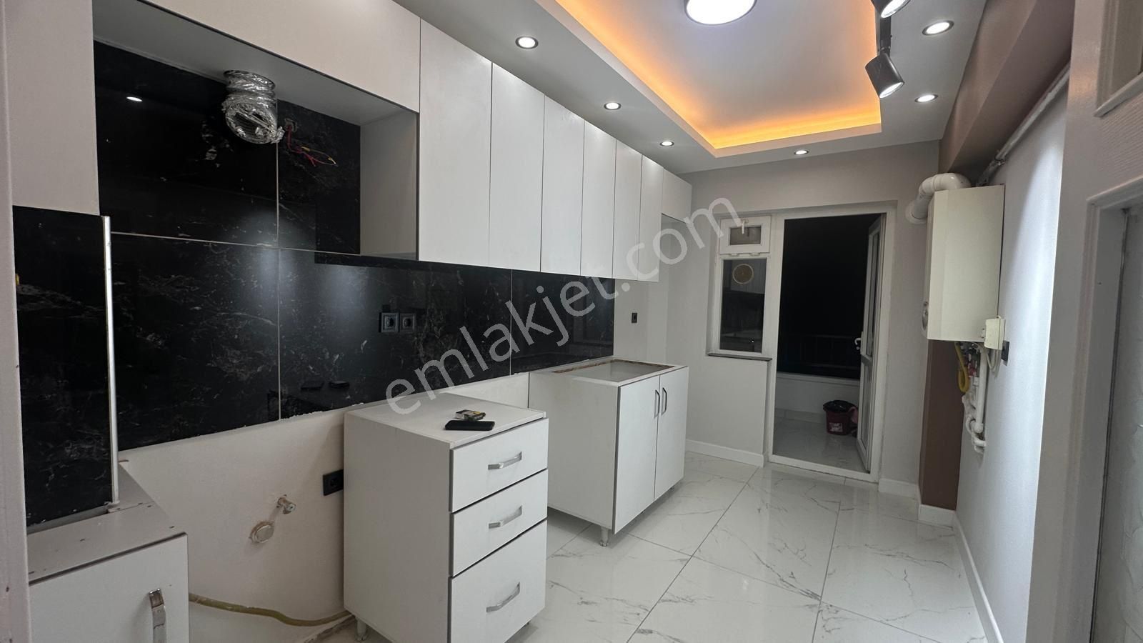 Pınarbaşı Mahallesi 3 + 1 Acil Üçüncü Kat Satılık Daire Full Yapılı