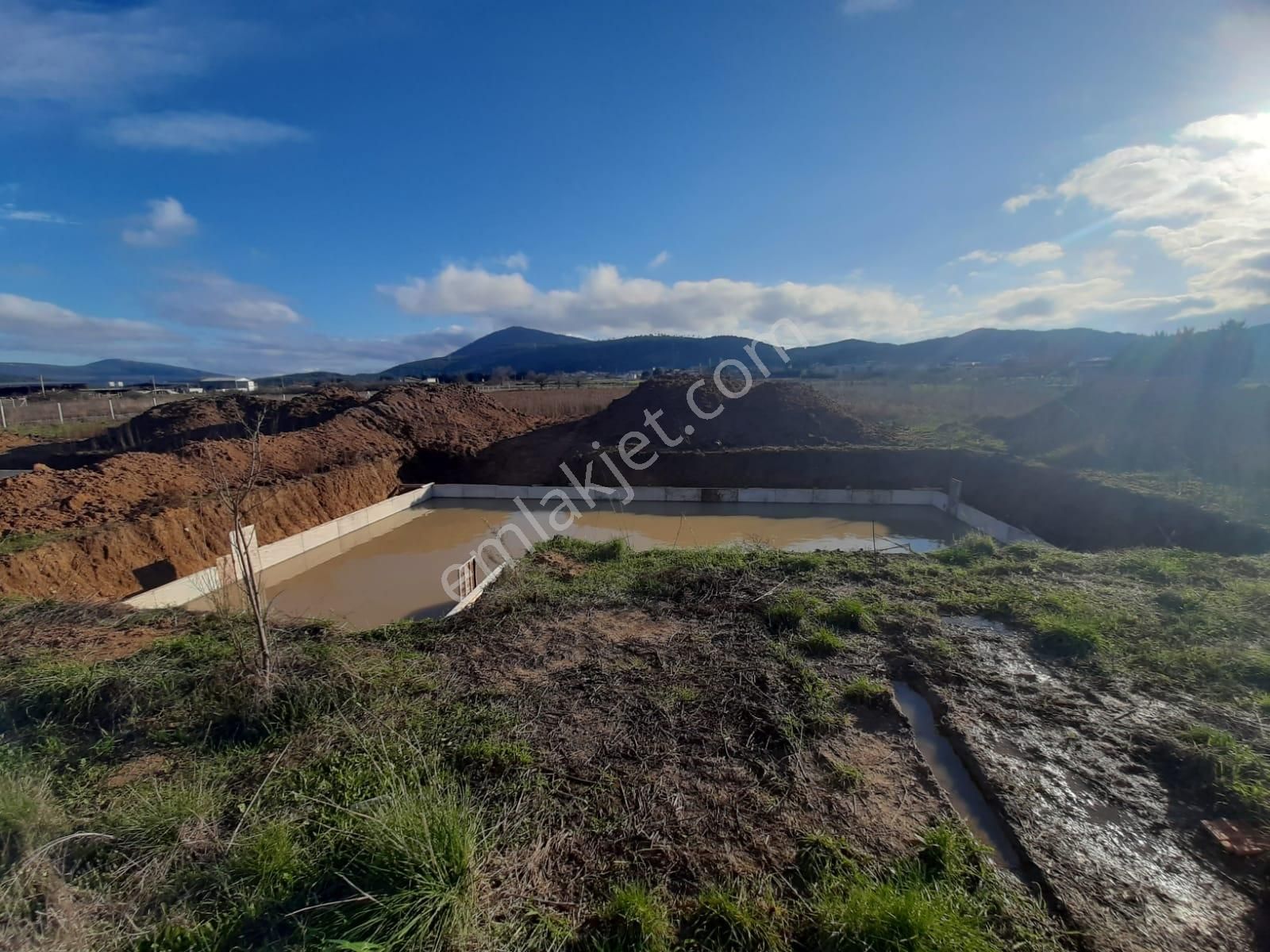 Urla Birgi'de 8.300 M2 Arazi İçinde 180 M2 Ruhsatlı Yapı - Görsel 3