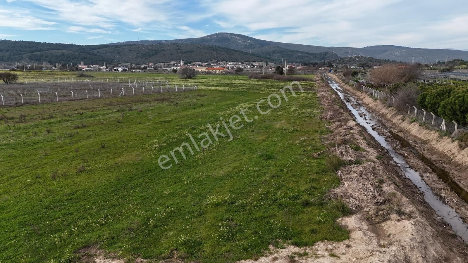 Urla Birgi Köyü'nde Resmi Yolu Mevcut, Dere Cepheli Tarla - Görsel 2