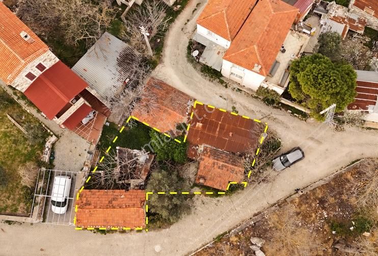 Urla Birgi Köy Merkezinde Satılık İki Ayrı Bölümlü Ev