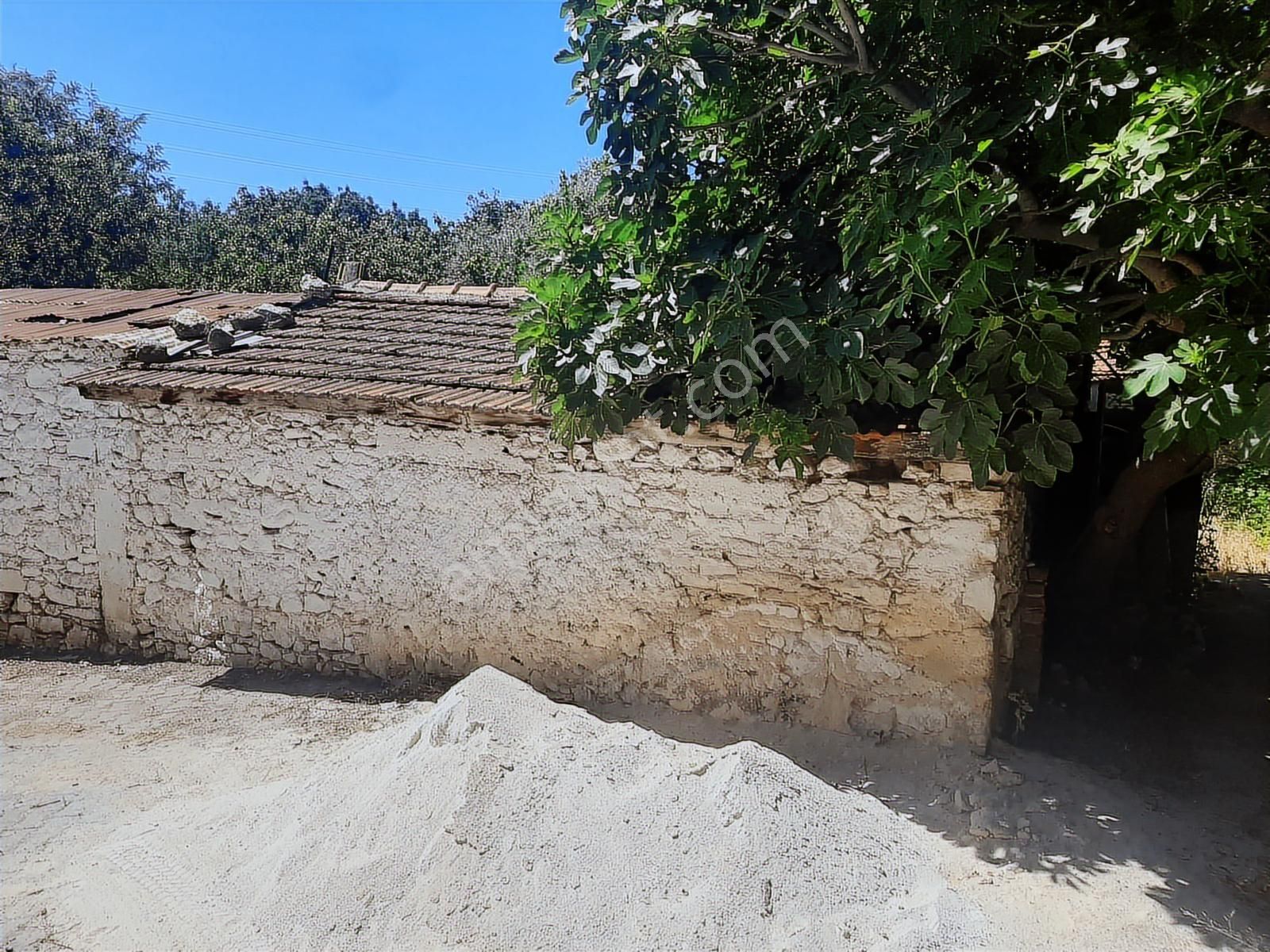 Urla Birgi Köy Merkezinde Satılık İki Ayrı Bölümlü Ev - Görsel 6