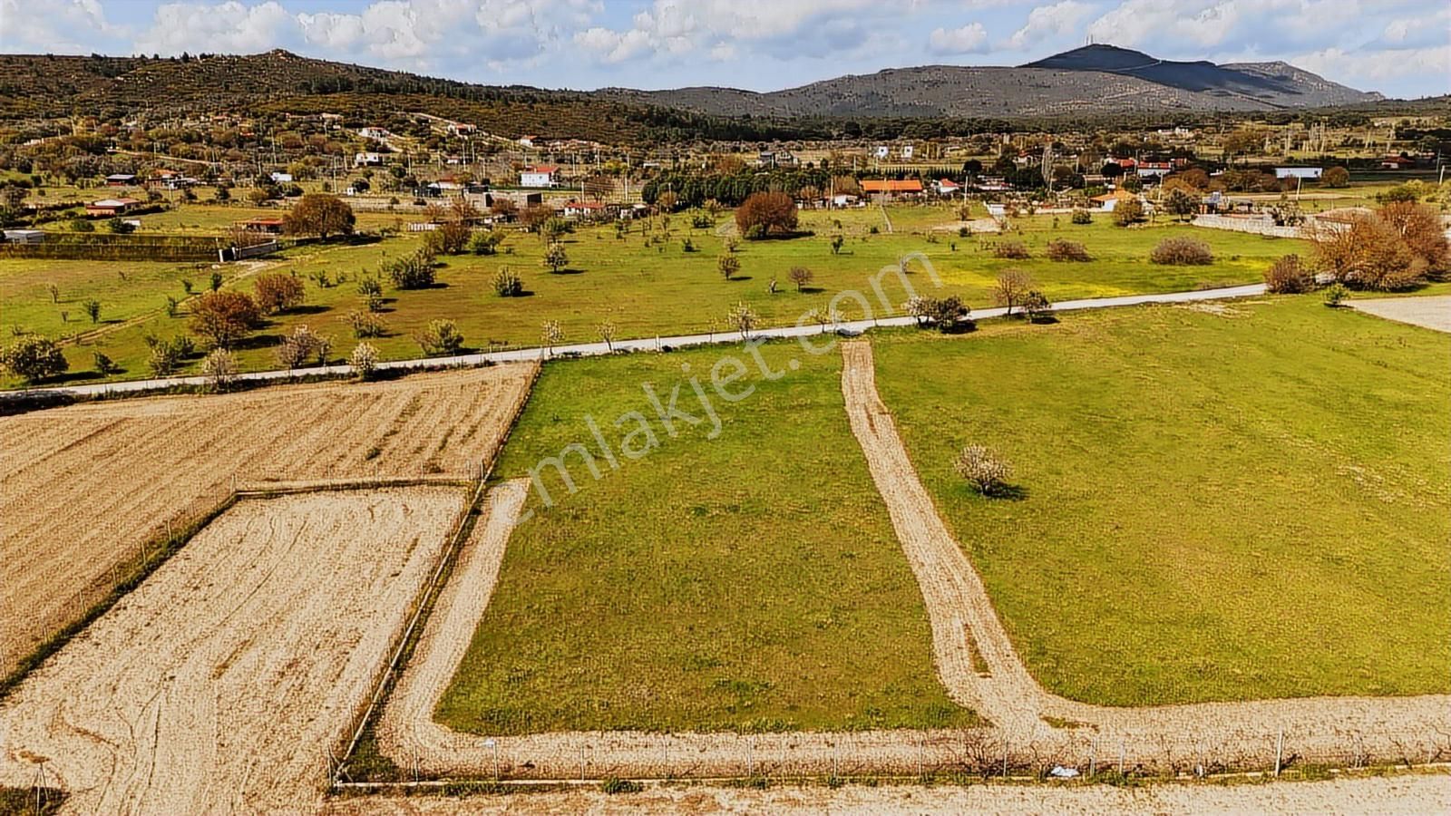 Urla Barbaros Köyü'nde Merkeze Yakın Yolu Olan Tarla - Görsel 2