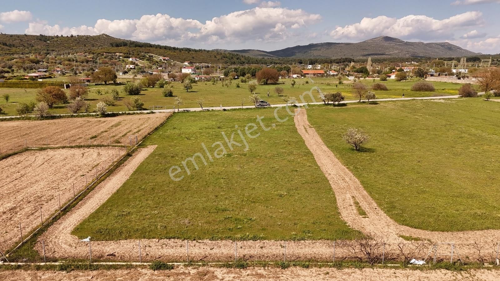 Urla Barbaros Köyü'nde Merkeze Yakın Yolu Olan Tarla - Görsel 5