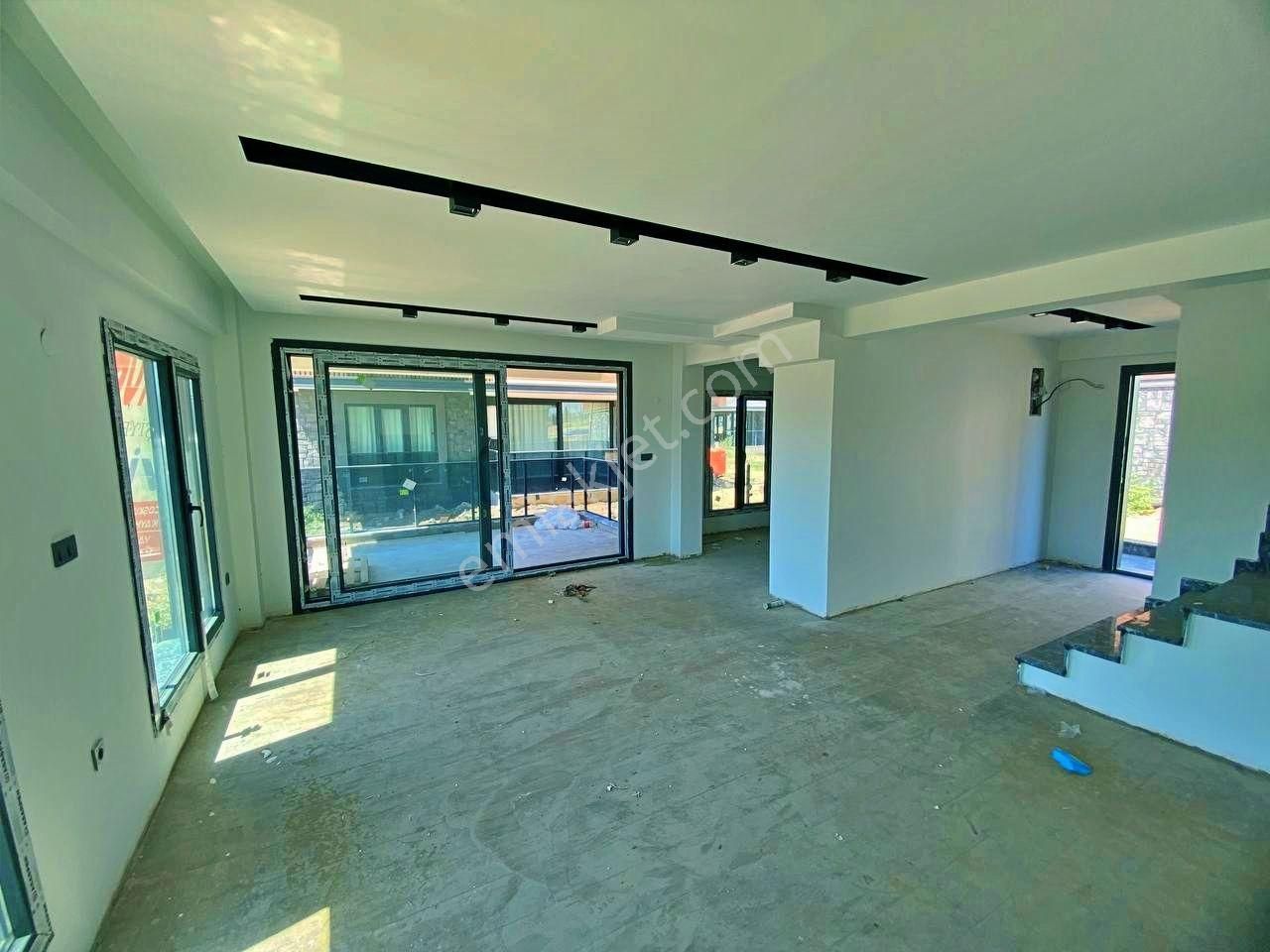 Uytundan Örende Site İçerisinde Müstakil Bahçeli 3+1 Villa - Görsel 13