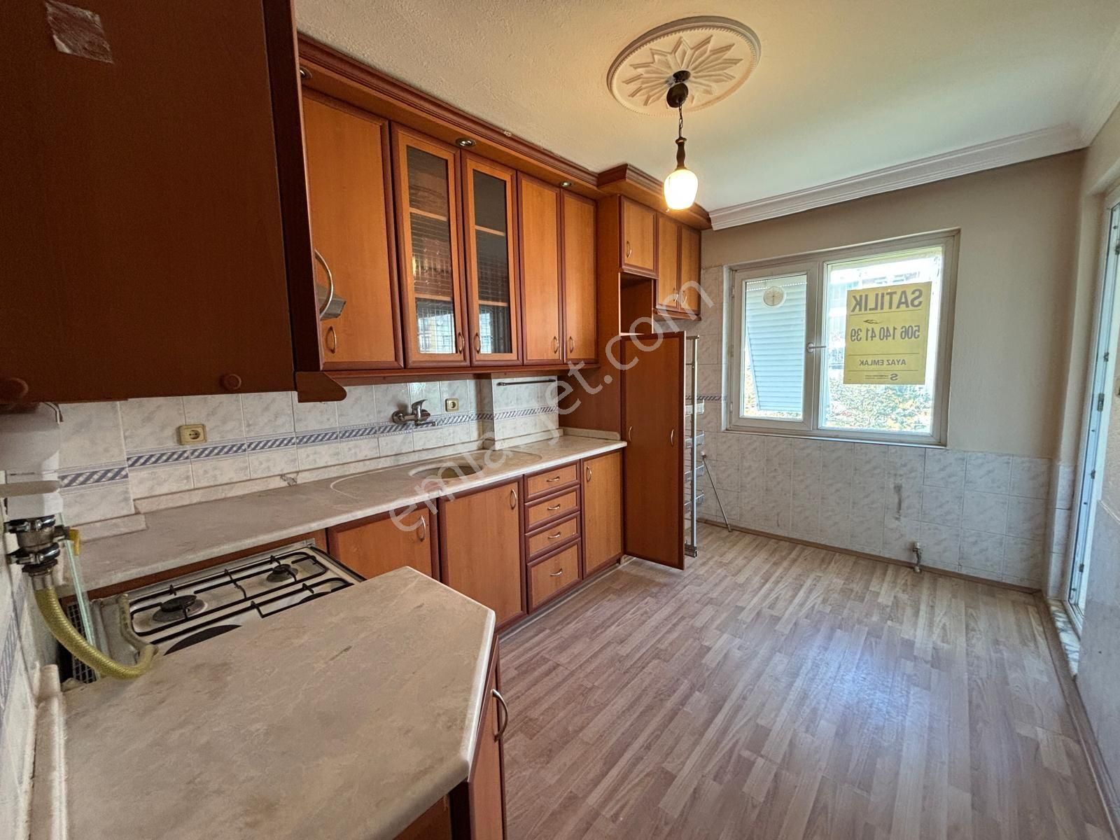 Bergama Fatih Mah Doğalgazlı Cam Balkonlu Kapalı Mutfak Ara Kat 3+1 Geniş Daire Satılık