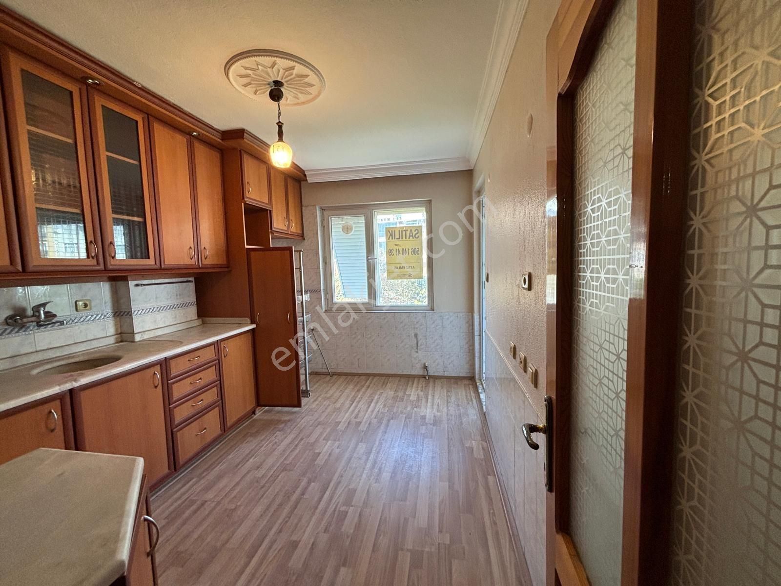 Bergama Fatih Mah Doğalgazlı Cam Balkonlu Kapalı Mutfak Ara Kat 3+1 Geniş Daire Satılık - Görsel 3