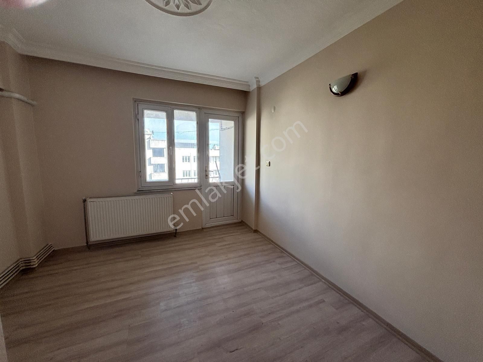 Bergama Fatih Mah Doğalgazlı Cam Balkonlu Kapalı Mutfak Ara Kat 3+1 Geniş Daire Satılık - Görsel 10