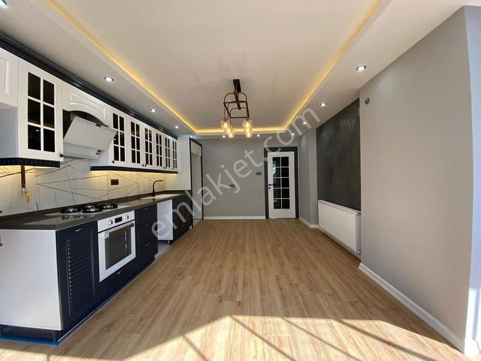 Metrobüse 7'dk Yürüme Mesafesinde 3+1 Otoparklı Şık Tasarımlı Dairemiz...