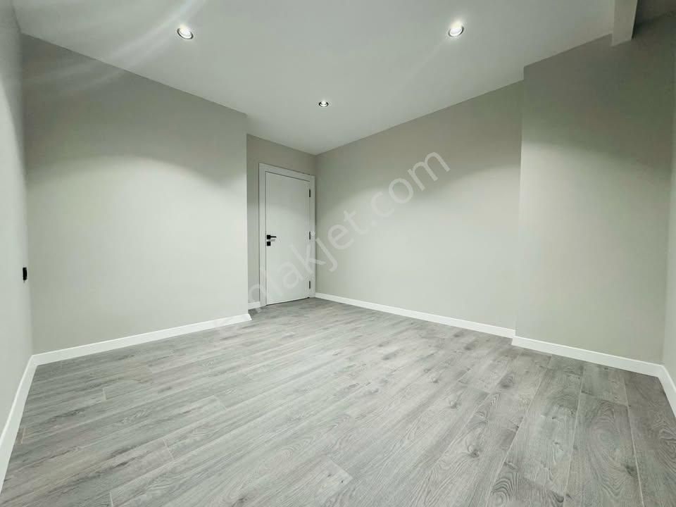 Metrobüse Yürüme Mesafesinde Kapalı Otoparklı 2+1 Fırsat Daire - Görsel 11