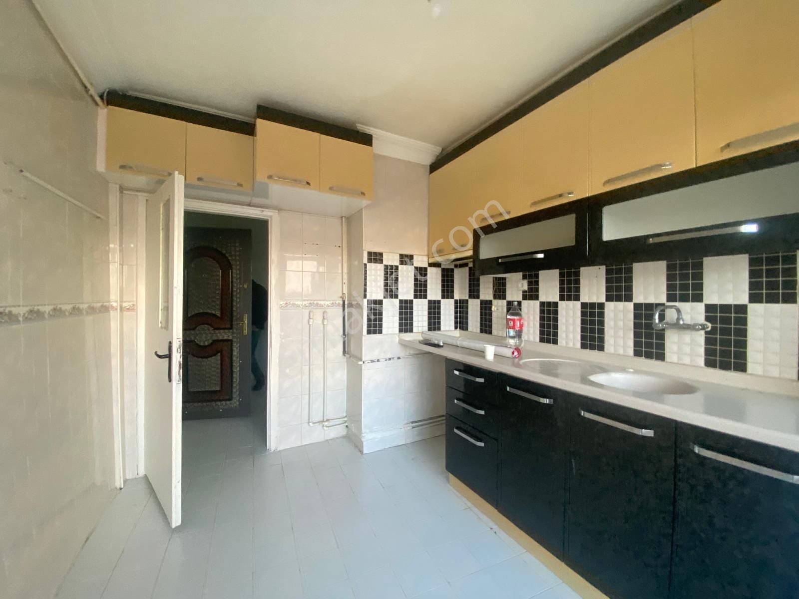 Koza Emlak'tan Osmanlı Mahalesinde Mükemmel Manzaralı Site İçi Ara Katta Bağımsız 3+1 Kiralık Dairee