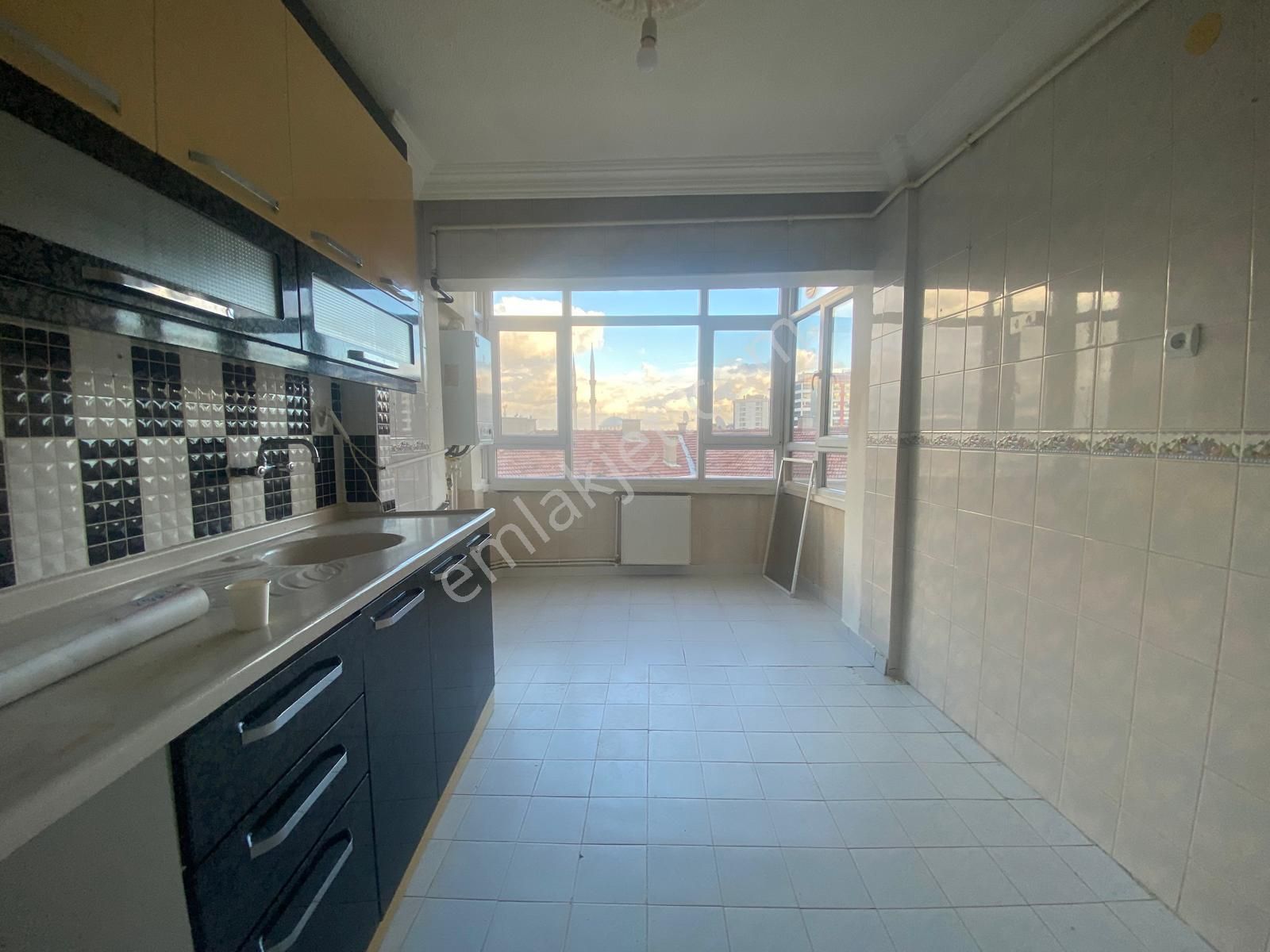 Koza Emlak'tan Osmanlı Mahalesinde Mükemmel Manzaralı Site İçi Ara Katta Bağımsız 3+1 Kiralık Dairee - Görsel 5