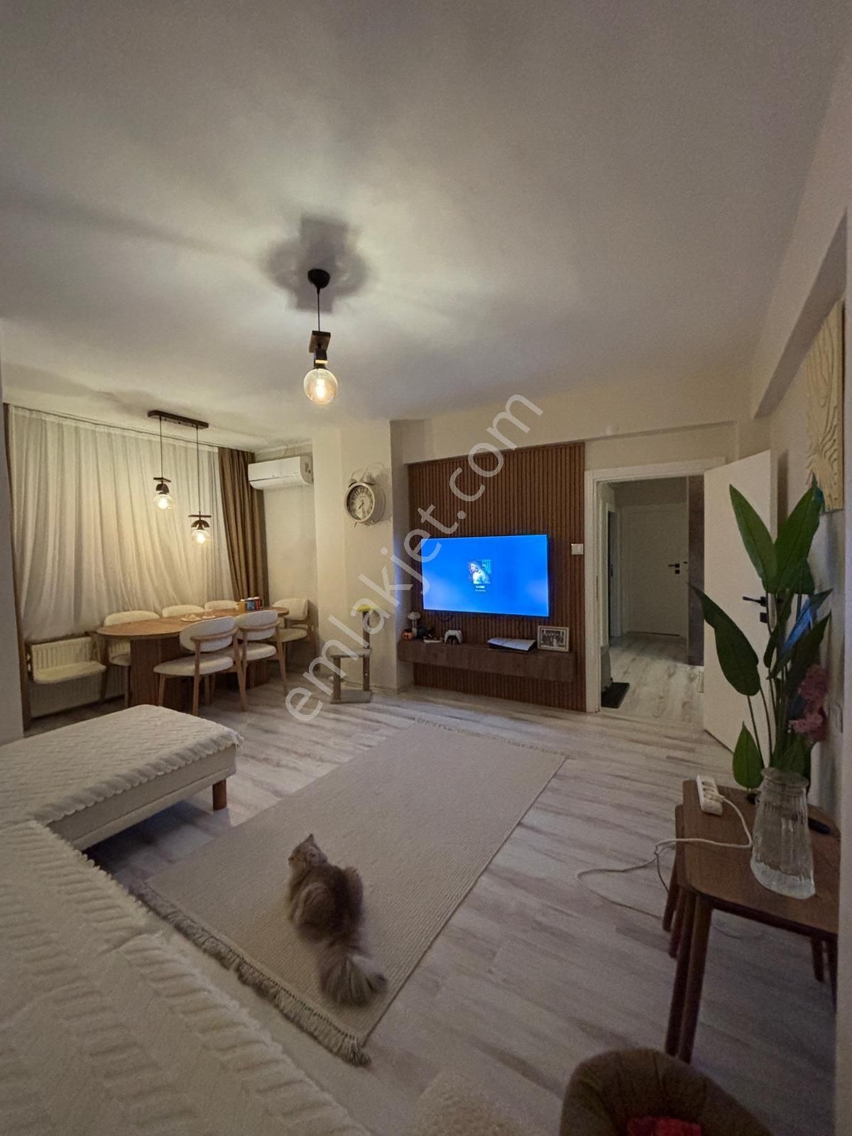 Batı Yapıdan Metrobüse 10 Dk Balkonlu Arakat 2+1 Kiralık