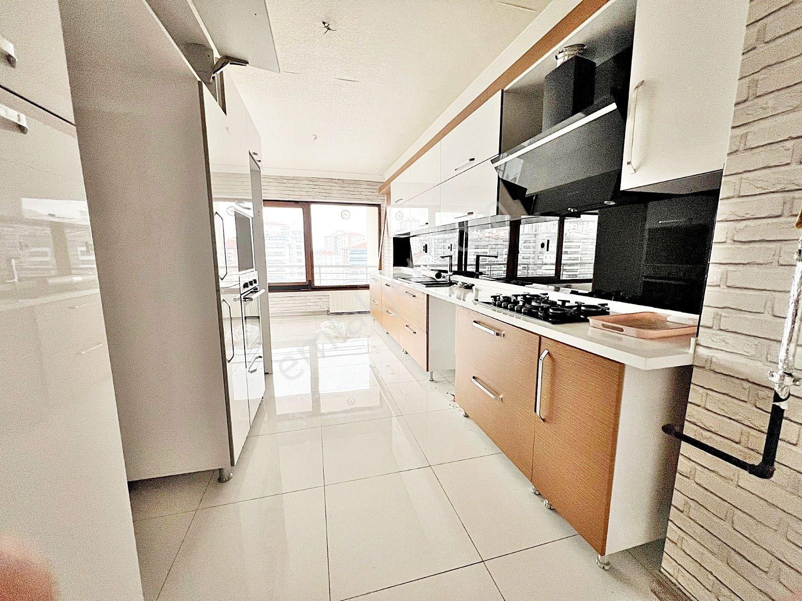 Veranka Invest'den Kayalar Vadi Manzaralı Site İçerisinde 4+1 Satılık Daire