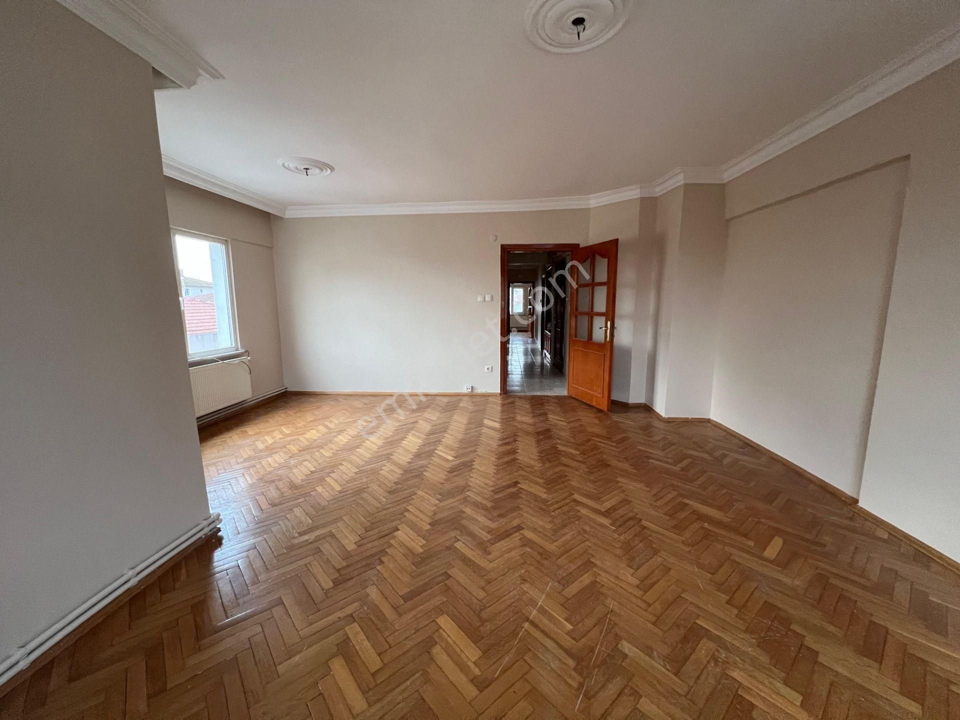 İçerenköy'de Necmettin Erbakan Cad. Paralelinde 3+1 110 M² Net - Görsel 3