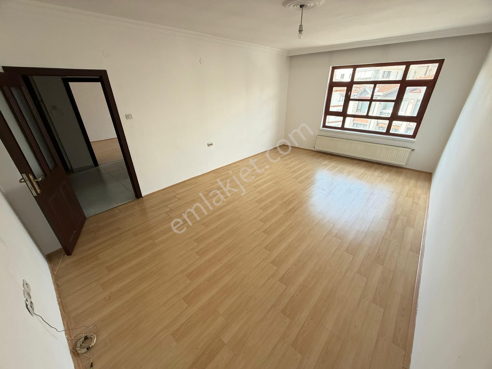 İncirli Barışyolu Caddesi'nde Ara Katta Geniş Çift Balkon 3+1 Daire - Görsel 4