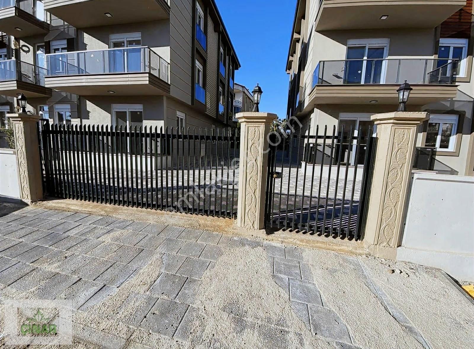 Döşemealtı Merkezi Konumda Site İçerisinde 1+1 Satılık Daire