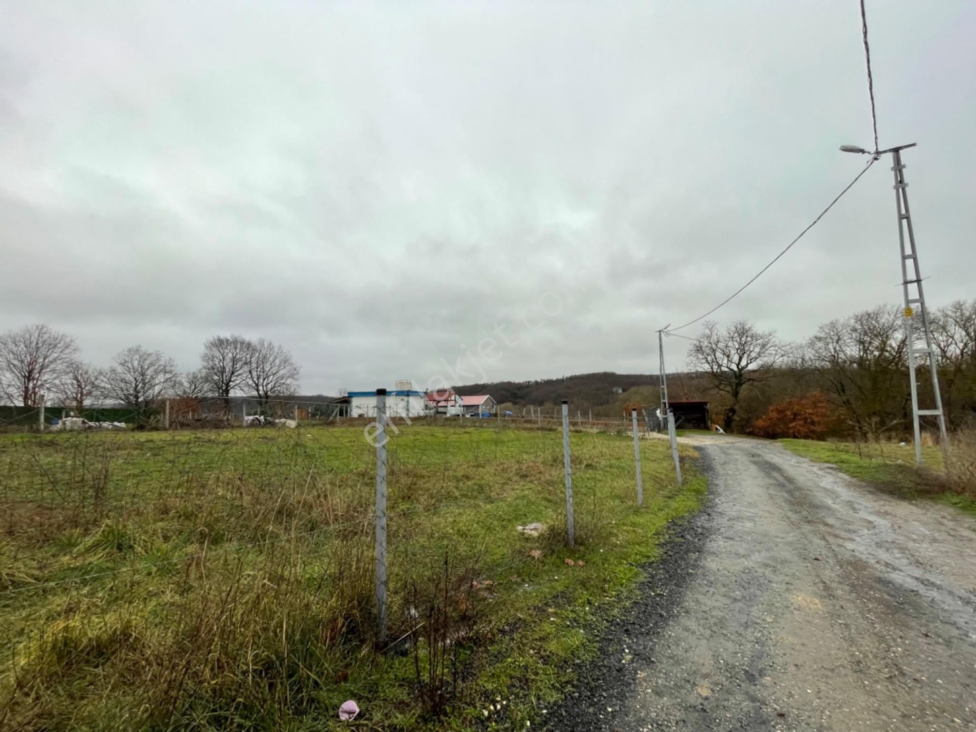 Çatalca İhsaniye ‘de 236 Metre Etrafı Çevrili Az Hisseli Köy Manzaralı