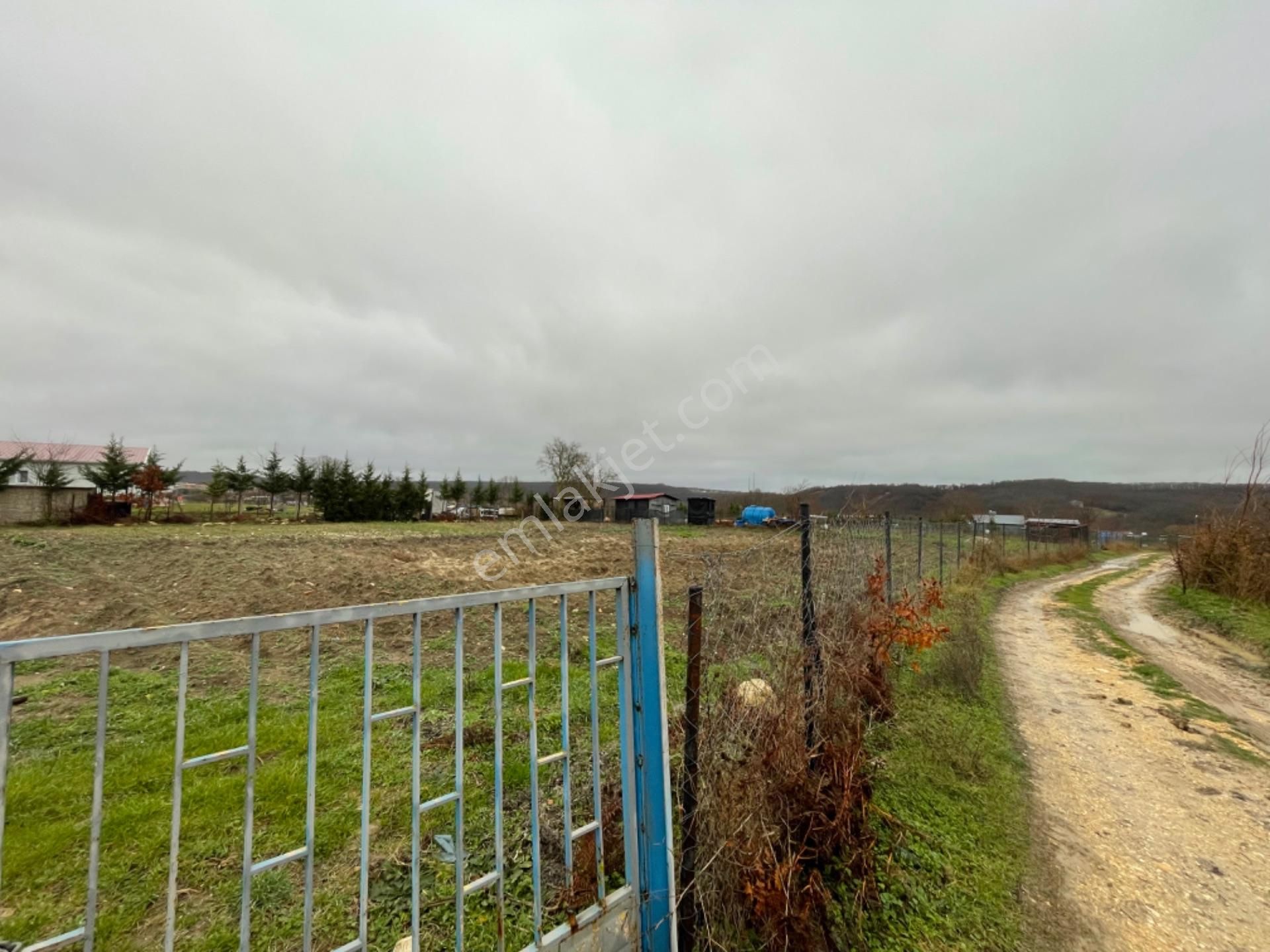 Çatalca İhsaniye ‘de 236 Metre Etrafı Çevrili Az Hisseli Köy Manzaralı - Görsel 12