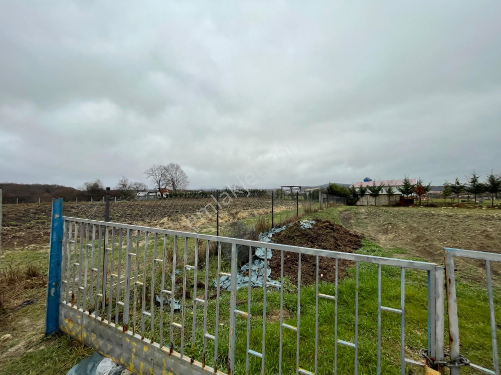 Çatalca İhsaniye ‘de 236 Metre Etrafı Çevrili Az Hisseli Köy Manzaralı - Görsel 13