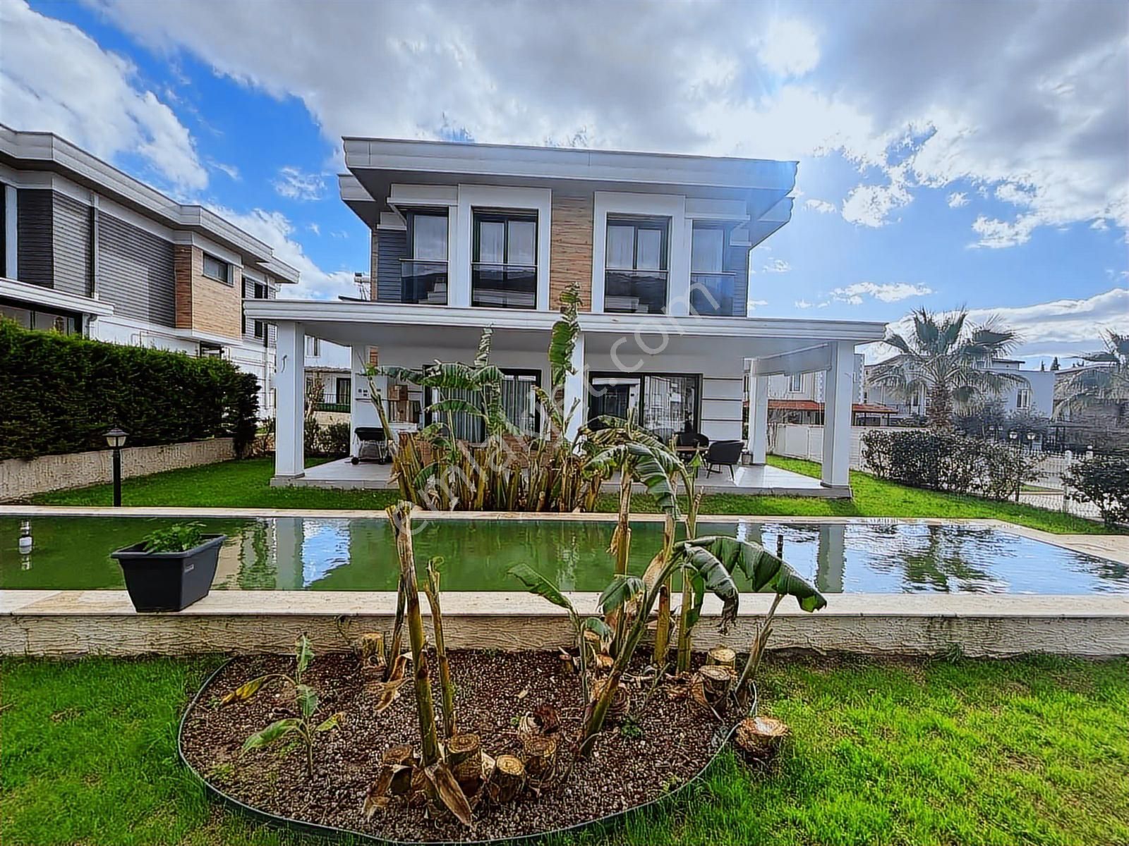 Kuşadasın'da Satılık Müstakil 4+1 Doğalgazlı Villa