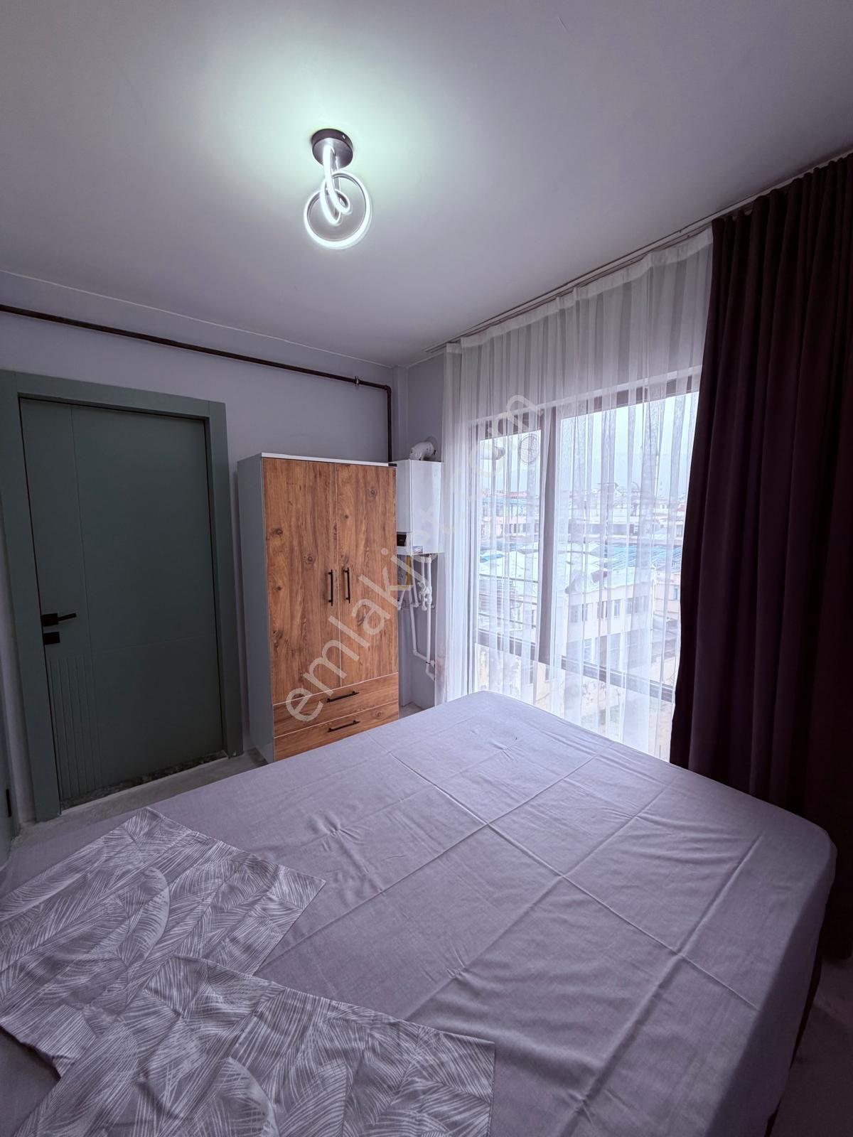 Arakat Asansörlü Merkezi Konumda 1+1 Satılık Apart