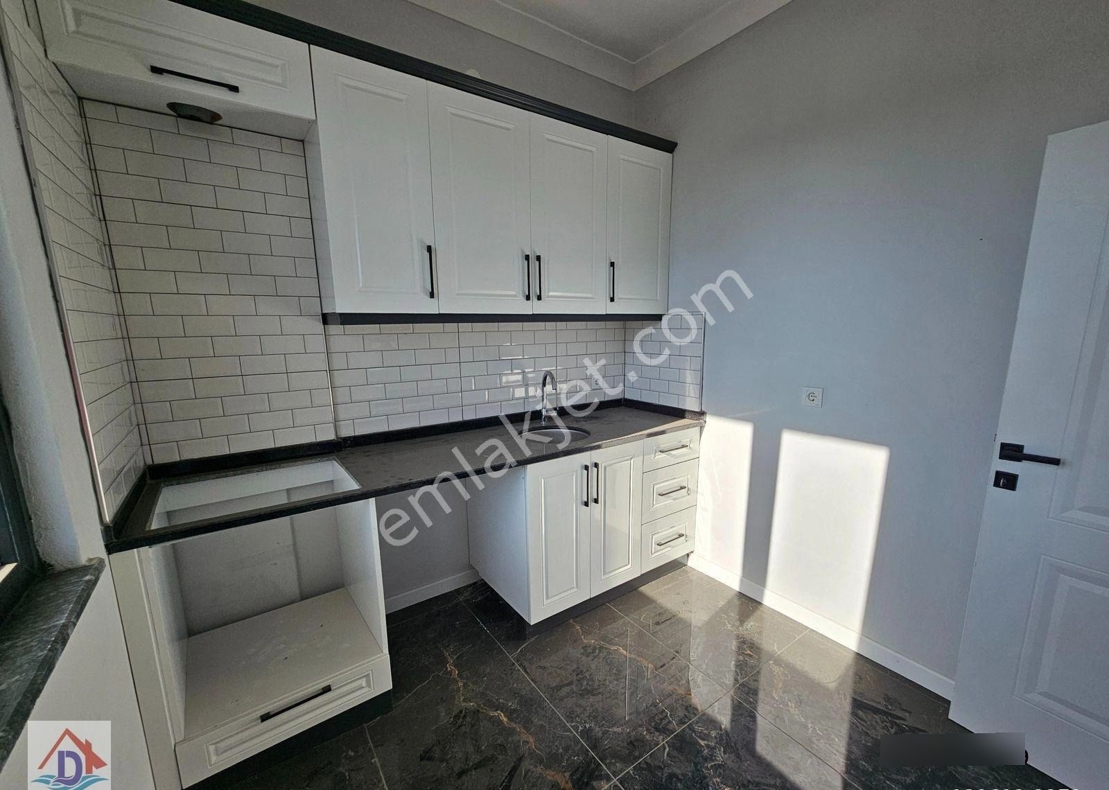 Deniz'den 3+1 Ayrı Mutfaklı, Geniş Bahçeli, Köşe Parsel Villa - Görsel 25