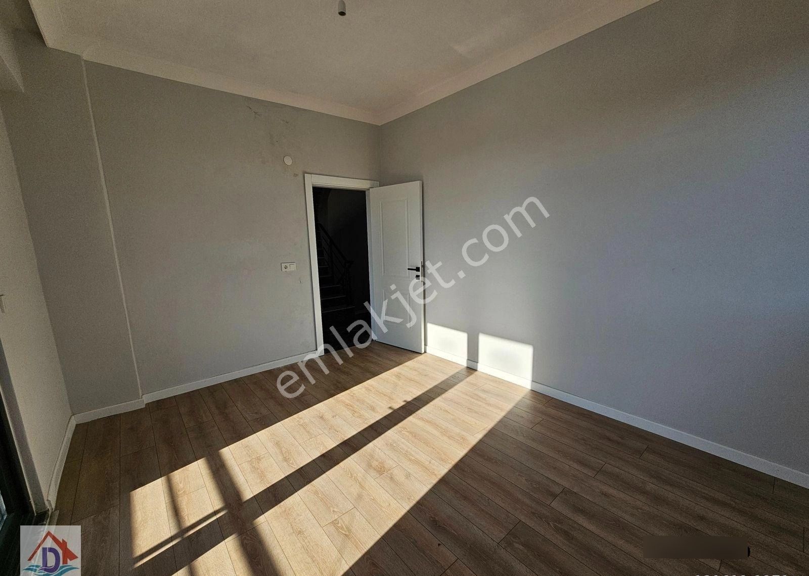 Deniz'den 3+1 Ayrı Mutfaklı, Geniş Bahçeli, Köşe Parsel Villa - Görsel 26