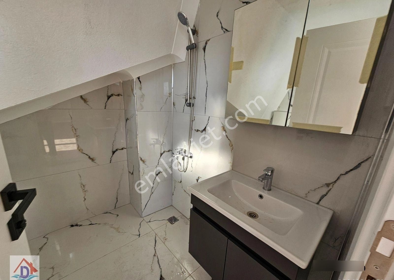 Deniz'den 3+1 Ayrı Mutfaklı, Geniş Bahçeli, Köşe Parsel Villa - Görsel 3