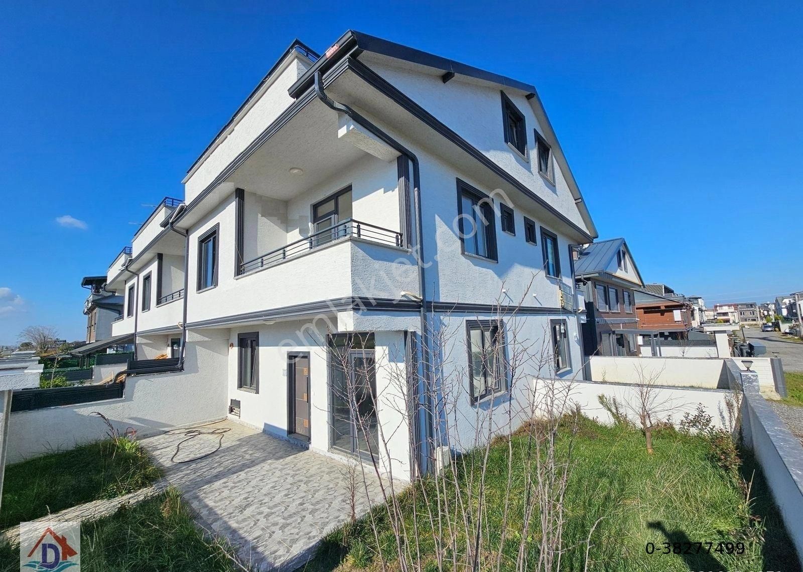 Deniz'den 3+1 Ayrı Mutfaklı, Geniş Bahçeli, Köşe Parsel Villa - Görsel 33