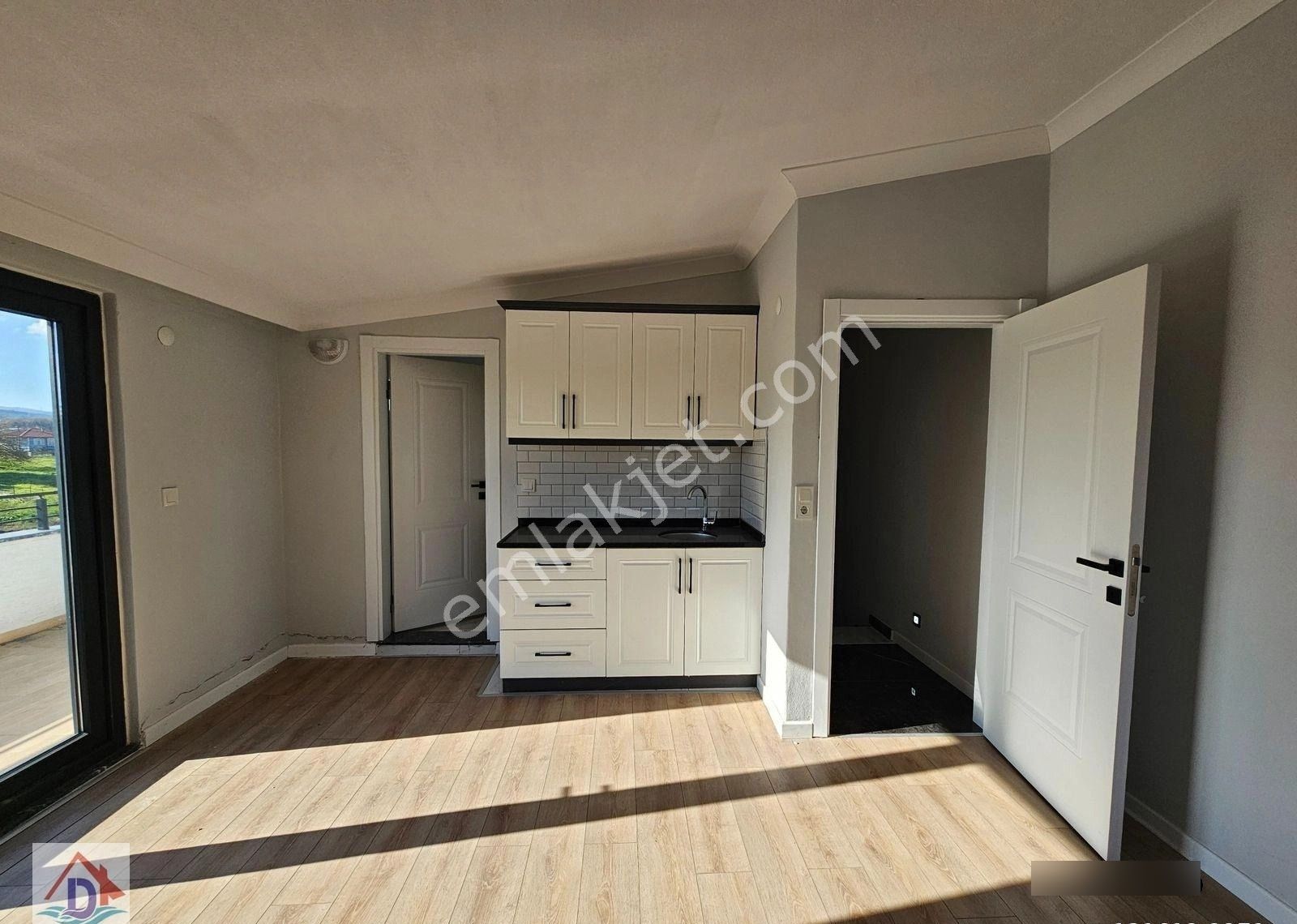 Deniz'den 3+1 Ayrı Mutfaklı, Geniş Bahçeli, Köşe Parsel Villa - Görsel 9