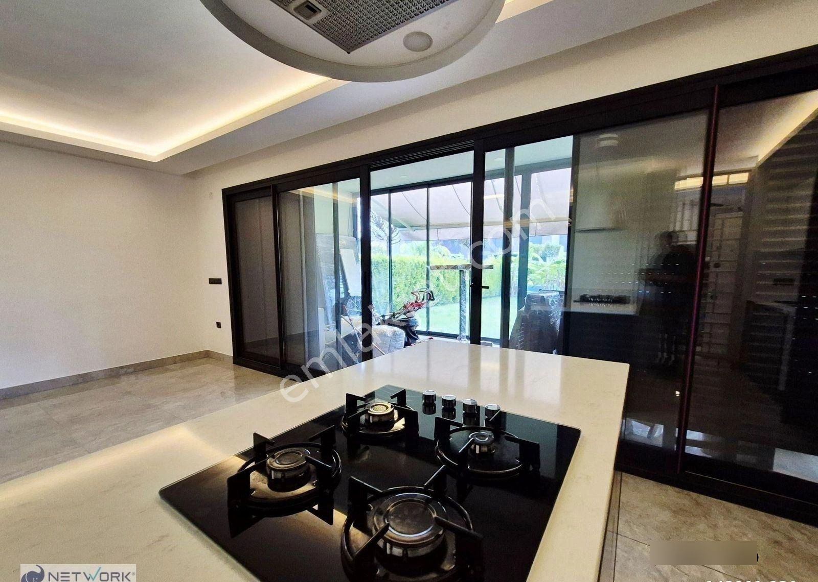 Kuşadası Avm Bölgesinde Satılık 4+1 Geniş Bahçeli Villa - Görsel 23