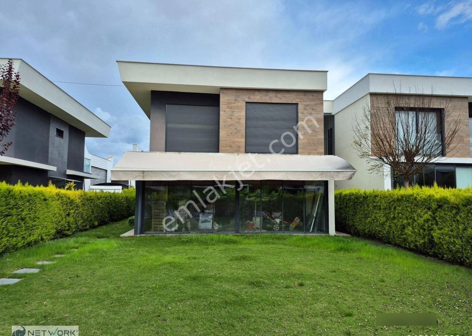 Kuşadası Avm Bölgesinde Satılık 4+1 Geniş Bahçeli Villa