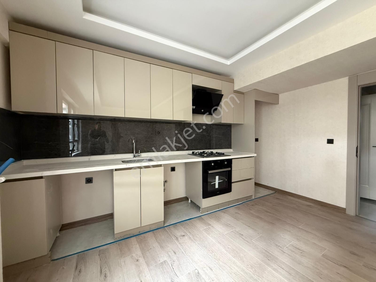 Kariyer'den Yayla'da Kaçmaz Fırsat Dairesi 1+1 Ana Caddede Sıfır İskanlı - Görsel 32