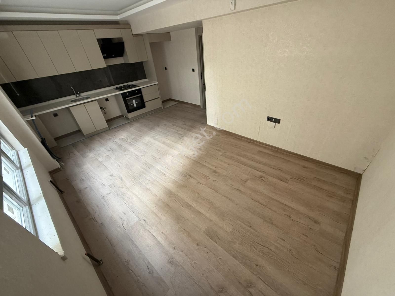 Kariyer'den Yayla'da Kaçmaz Fırsat Dairesi 1+1 Ana Caddede Sıfır İskanlı - Görsel 4