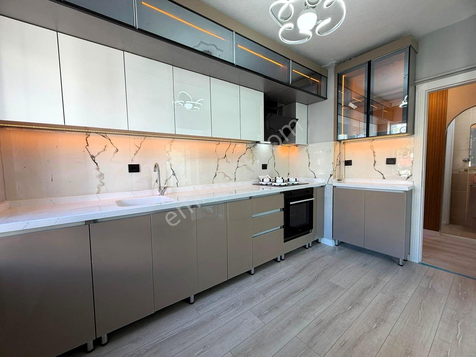 Kariyerden Ayvalı'da Asansölülüxyapılı Ara Katta 3+1 Daire - Görsel 3