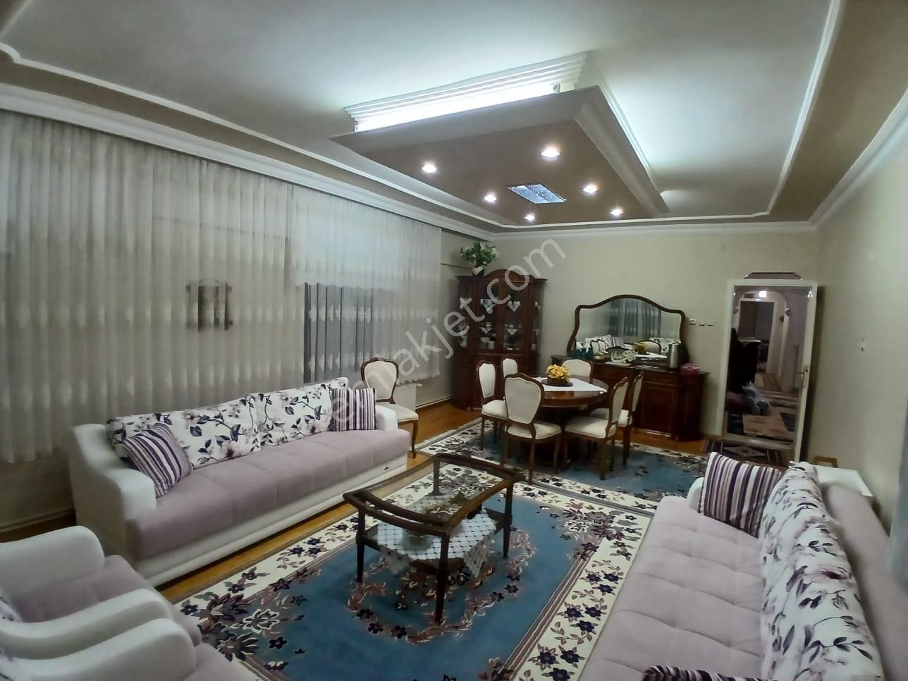 Akçay Emlak'tan Akşehir Yarenler Cumhuriyet İlkokulu Yanında Garajlı Asansörlü Satılık 3+1 Daire