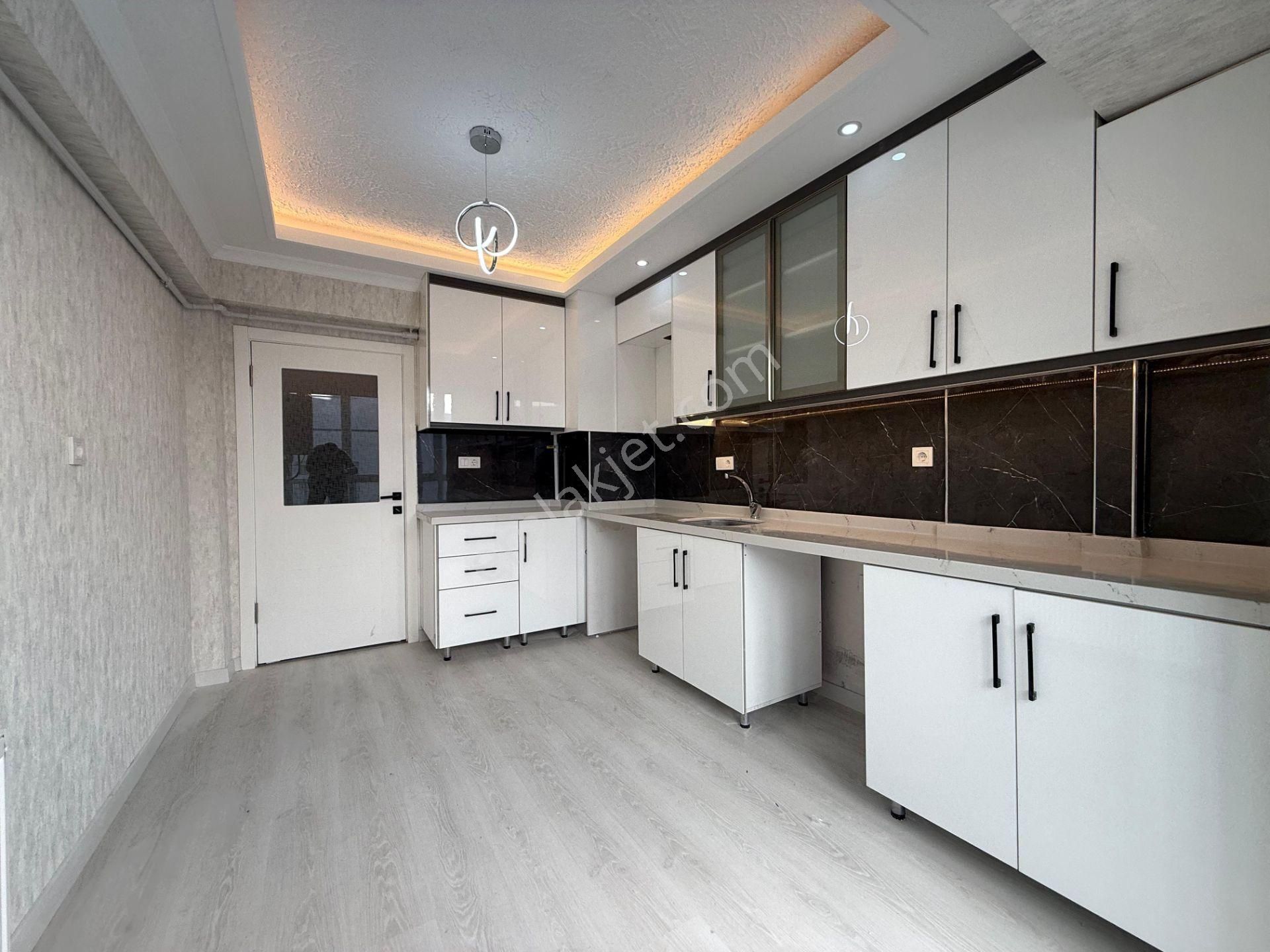 İncirli'de Merkezi Konum Ara Katta Lüx Yapılı Manzaralı 3+1 Daire - Görsel 14