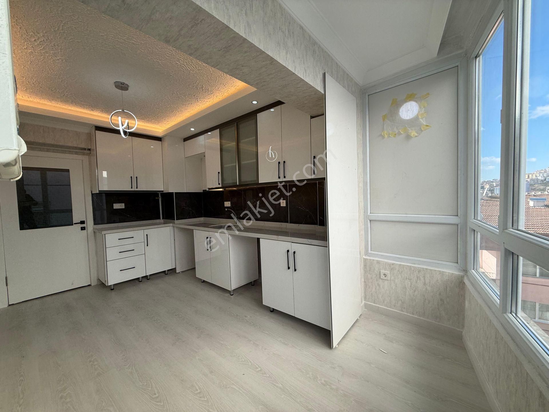 İncirli'de Merkezi Konum Ara Katta Lüx Yapılı Manzaralı 3+1 Daire - Görsel 5