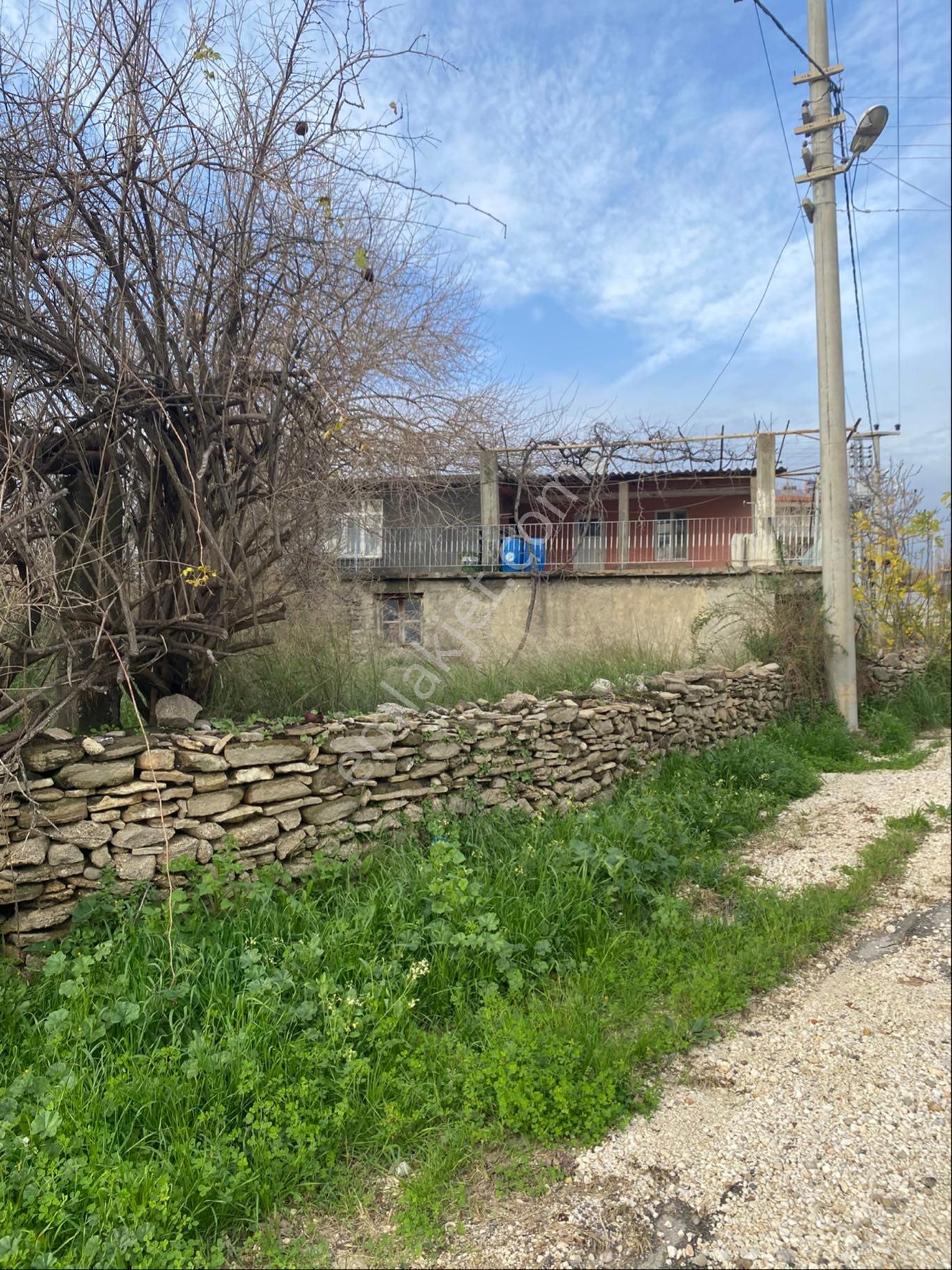 Evrenler Yavşi Mahallesi’nde 370 Metrekare Arsa İçerisinde Müstakil Ev Satılıktır