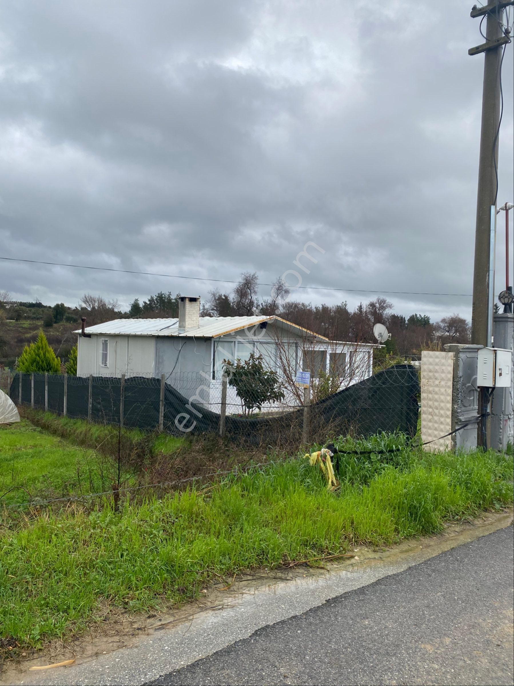 Evrenleryavşı Mahallesinde 2500 Metrekare Arsa İçerisinde Prefabrik Ve Elektrik Su Abonesi Vardır